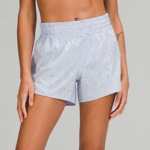 LULULEMON HOTTY HOT HIGH RISE SHORT SZ 6 - GRAVEL DUST / PASTEL BLUE